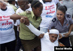 Agentes de civil reprimieron a las Damas de Blanco vistiendo camisetas con la etiqueta #TodosMarchamos.