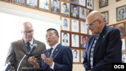 De izquierda a derecha el Dr. Orlando Gutierrez Boronat, el Dr. Yang Jianli y José Luis Fernández presidente del Presidio Político Histórico Cubano durante la conferencia de Prensa "La Comisión de Justicia de Cuba "