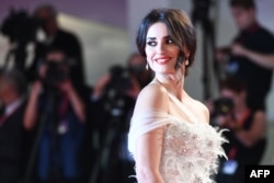 “Yo no siento una libertad muy grande a la hora de hablar y a la hora de compartir cómo se sienten”, dijo la actriz Penélope Cruz, vista aquí en la alfombra roja del Festival de Venecia, sobre su experiencia en Cuba para filmar "Wasp Network", Red Avispa