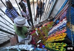 Un hombre vende artículos de santería en La Habana (Cuba).