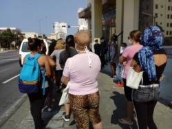 Mujeres hacen fila para comprar alimentos en un mercado de La Habana.