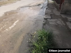 Calle abajo, el agua sucia se desplaza por San Miguel del Padrón.