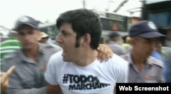 El activista Claudio Fuentes vistió una camiseta de #TodosMarchamos.