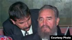 Consultando con el jefe: Roberto Robaina fue nombrado ministro de Exteriores por Fidel Castro en 1993.