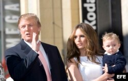 Trump junto a su esposa Melania y su hijo Barron, tras recibir la estrella número 2,327 en el Paseo de la Fama de Hollywood, en enero de 2007.