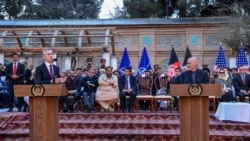 El secretario general de la OTAN, Jens Stoltenberg (izq.) habla junto al presidente de Afganistán, Ashraf Ghani, durante una conferencia de prensa conjunta en Kabul, tras la firma del acuerdo de paz con los talibanes.