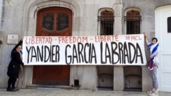 Miembros de la organización Cubanos Libres de Bélgica piden libertad para Yandier García Labrada.