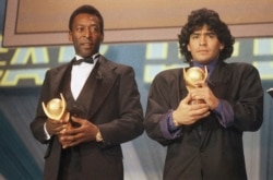 En esta foto de archivo de marzo de 1987, Pelé, a la izquierda, y Maradona sostienen los trofeos del "Oscar del deporte" en Milán, Roma. (AP Photo/File)