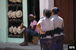 Dos mujeres policías patrullan una calle de La Habana Vieja.