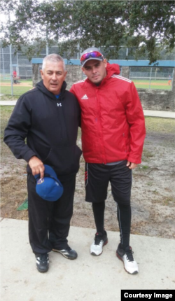 El entrenador Orlando Chinea (i) junto al lanzador Diosdani Castillo.