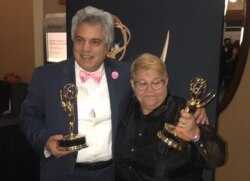 Cristina Sansón posa con el Premio Emmy junto a su colega, Alvaro Alba.