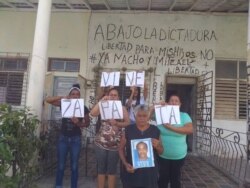 Miembros de la Academia Julio Machado, en Placetas, posaron con carteles de "Zapata Vive".