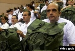 Las misiones médicas reportan divisas al gobierno, pero debilitan la salud pública en Cuba.