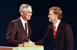 Los candidatos Bentsen, izquierda, y Quayle se dan la mano después de su debate vicepresidencial en Omaha (Nebraska) en 1988. (© Ron Edmonds/AP Images)