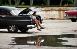 La mayoría de los taxistas privados o boteros trabajan en carros americanos de los años cincuenta y viejos autos de fabricación soviética.