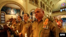 Militares cubanos asisten a la iglesia Jesús de Miramar, en La Habana (Cuba) donde se realiza una misa para orar por la salud y la recuperación del mandatario venezolano, Hugo Chávez.