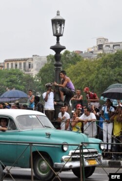 Cientos de seguidores de la cantante estadounidense Beyoncé y de su esposo, el rapero Jay-Z (i), esperan para verles a las afueras del Hotel Saratoga de La Habana (Cuba).