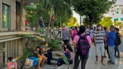 La gente hace fila frente a una sucursal bancaria en La Habana. (Foto de ADALBERTO ROQUE / AFP)