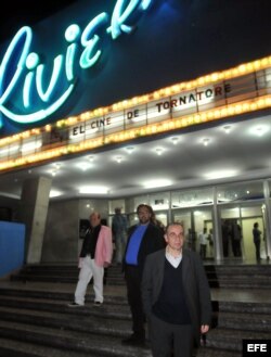 Fotografía de archivo del cine Riviera de La Habana, (Cuba).