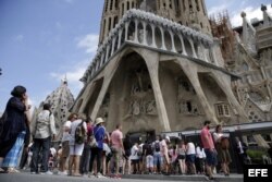 Colas para entrar en la Sagrada Familia tras la misa que se ha celebrado por la Paz en memoria de las víctimas de los atentados de Barcelona y Cambrils.