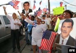 En el 2005 sus seguidores protestaron frente a los estudios de Telemundo canal 51 por su despido.