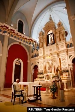 El Papa Francisco reza en santuario de la Virgen de la Caridad en El Cobre, Cuba, 21 de septiembre de 2015.