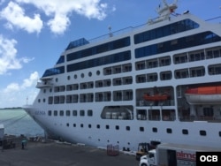 El buque Adonia, de la línea Fathom, de la empresa de cruceros Carnival, listo para zarpar hacia Cuba.