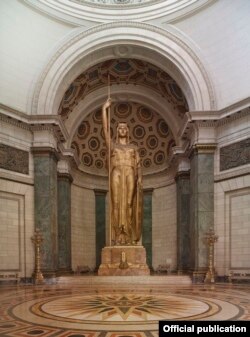 La estatua de la República de Cuba en el interior del Capitolio. Foto Library of Congress