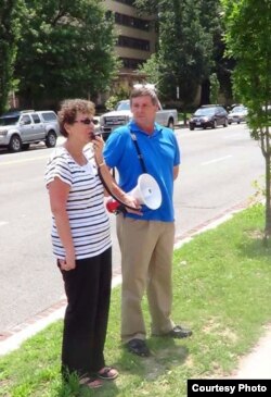 Bonnie Rubinstein, hermana de Gross, protesta ante la Sección de Intereses de Cuba en Washington.