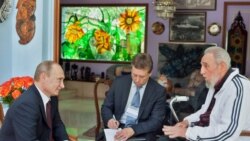 Fidel Castro (d) durante una reunión que sostuvo con el presidente de Rusia, Vladimir Putin (i), en La Habana.