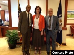 Roberta S. Jacobson recibe a Guillermo Farinas y Elizardo Sánchez en el Departamento de Estado