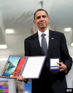 El presidente estadounidense, Barack Obama, posa con la insignia del Premio Nobel de la Paz en el Ayuntamiento de Oslo (Noruega) antes de la ceremonia de entrega del premio Nobel de la Paz, el 10 de diciembre de 2009.