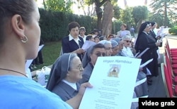 Monjas presentes en los Jardines del Vaticano cantan el cántico "Virgen Mambisa".