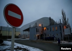 La nueva estructura de confinamiento seguro sobre el viejo sarcófago que cubre el cuarto reactor dañado en la central nuclear de Chernóbil.