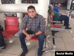 Eliécer Avila en el Aeropuerto Internacional José Martí de La Habana.