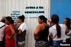 Venezolanos hacen fila para almorzar en un comedor comunitario en Cúcuta.