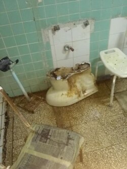 Un baño del hospital Clínico Quirúrugico Celia Sánchez Manduley. (Facebook/Luis Molina)