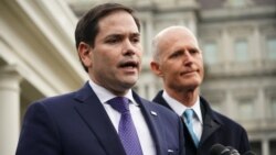 Los senadores Marco Rubio y Rick Scott hablan a la prensa tras una reunión con el presidente Trump sobre Venezuela.Photo by MANDEL NGAN / AFP)