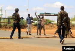 Oficiales de seguridad de Kenia interrogan a civiles en la carretera de Mandera donde fueron secuestrados los médicos cubanos.