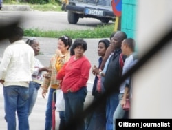 Reporta Cuba. Asedio a la sede de las Damas de Blanco en La Habana, el 6 de enero. Foto: Ángel Moya.