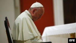 El papa Francisco ora en el santuario de la Virgen de la Caridad del Cobre, cerca de Santiago de Cuba.