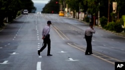 Policías recorren una de las principales calles de La Habana durante el toque de queda. AP Photo/Ramon Espinosa