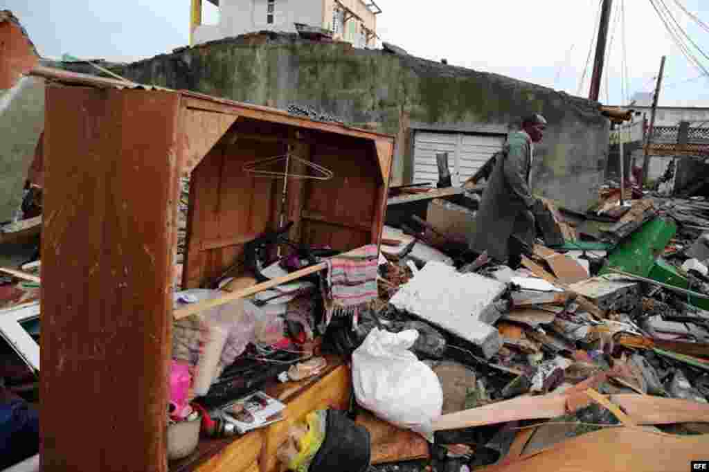 Cubanos se recuperan hoy, miércoles 5 de octubre de 2016, de los destrozos y estragos causados por el paso del huracán Matthew en Baracoa, provincia de Guantánamo (Cuba).