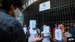 El dramaturgo cubano Yunior García Aguilera es confrontado por seguidores del régimen frente a la sede de la Asamblea Municipal en la Habana Vieja. (YAMIL LAGE / AFP) 