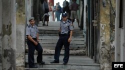 Dos policías cubanos hacen guardia en el barrio de Centro Habana, Cuba. 