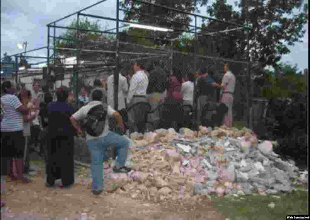 Restos de una iglesia evangélica, destruida por las autoridades en Alamar, Cuba.