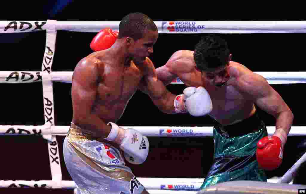 Los boxeadores Roniel Iglesias (i) de Cuba y Héctor Reyes (d) de México se enfrentan en la categoría de 69 kilogramos durante la IV Serie Mundial de Boxeo el 17 de enero de 2014, en La Habana (Cuba).