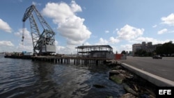 El puerto viejo de La Habana, en la bahía de la ciudad y al borde de su casco histórico, se prepara para transformarse en un renovado paseo marítimo.