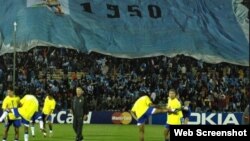 En un partido de la selección de Brasil, una enorme bandera recuerda el fatídico "Maracanazo" de 1950.