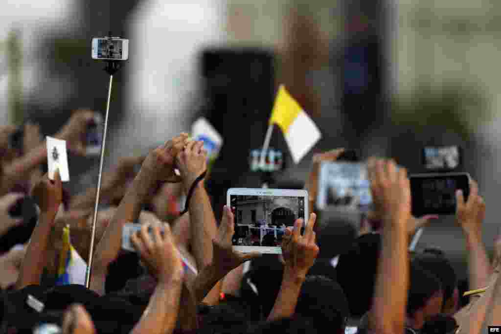 Jóvenes asisten a un encuentro con el papa Francisco hoy, domingo 20 de septiembre de 2015, en el Centro Cultural Padre Félix Varela, en La Habana (Cuba). EFE/Orlando Barría